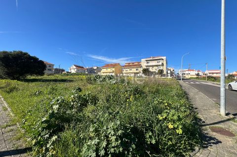 Identificação do imóvel: ZMPT573527 Apresentamos este fantástico terreno de gaveto localizado na prestigiada zona do Alto dos Moinhos, na Amadora. Este lote destaca-se pela sua excelente exposição solar, localização estratégica e pelo enorme potencia...