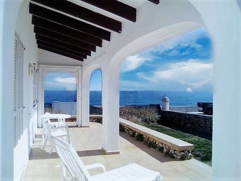 S'Algar ist eine charmante Kleinstadt im Osten Menorcas. Eingebettet in dieser wundervollen Lage finden wir dieses Juwel: eine wundervolle Villa direkt am Meer, die das Gütesiegel einer DAUERHAFTEN TOURISTISCHEN LIZENZ trägt. Diese kleine, schöne und...