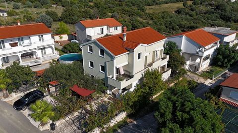 Excellente maison avec jardin et vue sur la mer sur l'île de Rab, à seulement 700 mètres de la mer ! A vendre une charmante maison dans le paisible village de Banjol sur l'île de Rab, idéalement située sur une douce colline avec une vue imprenable su...