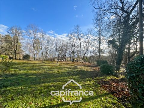 Je vous propose en exclusivité ce terrain plat de 1269 m², totalement clos et arboré. C'est une belle opportunité pour votre projet immobilier. Situé sur un coteau dominant, il vous offre un environnement calme, à labri des zones encaissées. Sur la c...