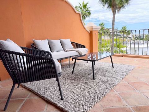 Apartment in Monte Halcones, La Quinta, Marbella Discover a stunning 3-bedroom, 3-bathroom middle-floor apartment in the prestigious area of La Quinta, Marbella. This elegant apartment has been fully renovated with high-quality materials, ensuring a ...