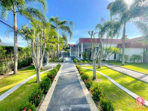 Cette villa de 4 chambres avec piscine entièrement rénovée est très bien située à Soi Hua Hin 112, à quelques minutes en voiture de la belle plage et de la ville de Hua Hin. La villa offre un grand espace parfait pour toute votre famille et vos invit...