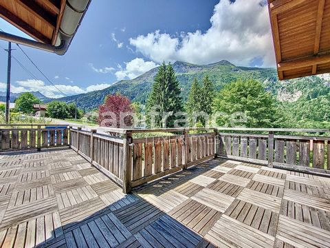 A 15mn à pieds du centre, très belle propriété proche des navettes et profitant d'une magnifique vue sur le Mont Joli. Ce charmant chalet se développe sur 3 niveaux : 1) Au rez-de-chaussée : 1 salon TV, 1 suite avec dressing, 1 chambre avec 2 lits su...