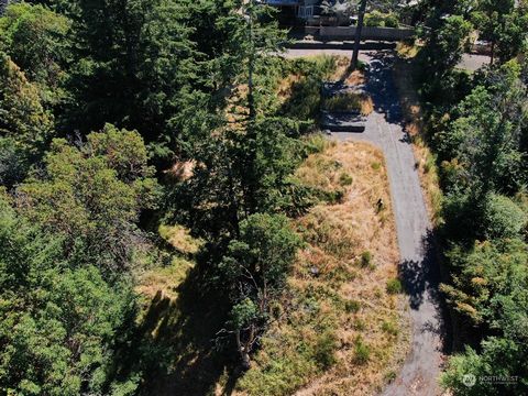 Bring your building plans Sitting on top of the back-side of Morgan Hill this rare gem of a parcel has an off-the-beaten path sense of privacy, even though it's right in town. In one direction you'll find yourself at Fort Worden and in the other, you...