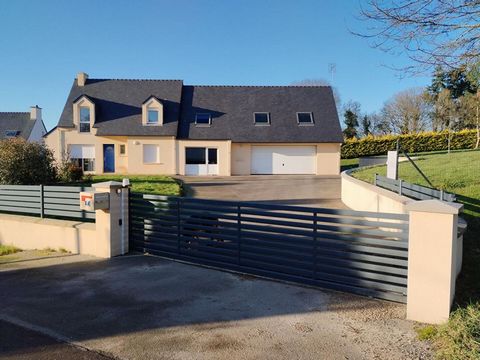 à proximité des commerces maison de 2007 bien entretenue très lumineuse dont la répartition est la suivante : au RDC : cuisine aménagée et équipée ouverte sur salon-salle à manger avec accès à la terrasse extérieur carrelée, chambre parentale avec dr...