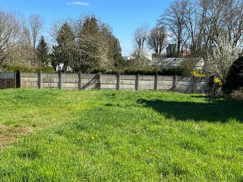 Cristina CASALINHO vous propose ce beau terrain plat et rectangulaire d'une belle surface de 601m2, d'une façade de 20ml et d'une profondeur de 30.12ml. Il se situe dans un village calme et paisible. Celui-ci est déjà viabilisé pour le tout à l'égout...