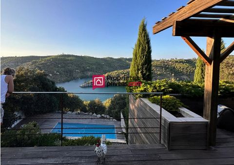 ESPARRON DE VERDON, Nichée en pleine nature au milieu des chênes verts, cette maison est un véritable havre de paix et de tranquillité. Discrète, son architecture s'intègre à la végétation et offre une vue imprenable sur le lac d'Esparron-de-Verdon. ...