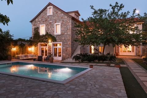 La Villa Estelle a commencé lors de vacances en Croatie. Je suis tombée amoureuse du pays et de l'île de Hvar, en particulier de Stari Grad. J'ai acheté cette vieille maison en pierre lors de mon premier voyage en 2004. De longues années de rénovatio...