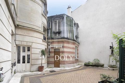 EXCLUSIVE DOLY // Studio 17m2 // Avenue Rapp In the heart of Paris' 7th arrondissement, right next to the Champ de Mars, DOLY is proud to present this 17m2 studio apartment, nestled on the 6th floor (no elevator) of a stone building, with a live-in j...