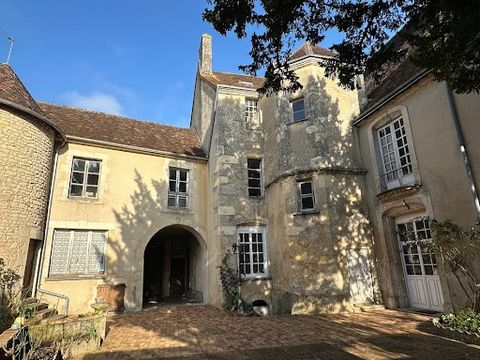 Charming 16th-century residence to restore on a beautiful garden In the heart of the oldest quarter of the small town of Mamers, on its quiet garden, a charming 16th-century residence enlarged over the following centuries. Enjoying a rich history (gr...