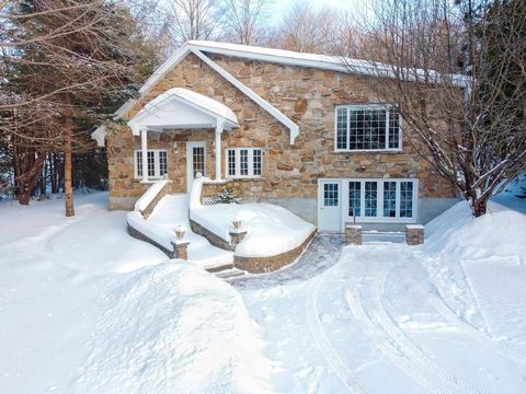 La tranquillité de la campagne à quelques minutes de St Jérôme et les Laurentides. Découvrez la beauté naturelle de St-Hippolyte, nichée au coeur des Laurentides Ce bijou se situe à proximité des majestueux lacs et des montagnes, promesse de paysages...