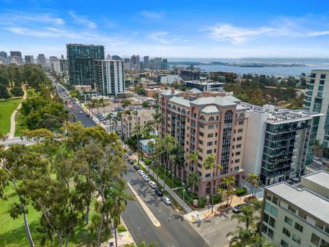 Exquisita unidad de esquina en Park West, una verdadera joya de San Diego donde convergen el lujo y la ubicación. Esta unidad de esquina de un nivel bellamente refinada cuenta con un plano de planta abierto, que ofrece privacidad y facilidad. La coci...