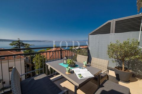 Location: Primorsko-goranska županija, Crikvenica, Crikvenica. Situato in una posizione privilegiata, a nemmeno 50 metri dalla principale spiaggia sabbiosa, è in vendita un appartamento posto all'ultimo piano di una palazzina di 8 unità abitative. L'...