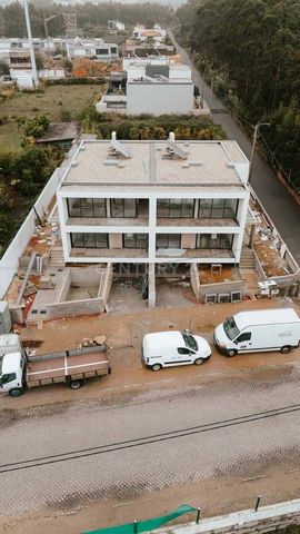 Magnifique villa T4, de construction récente, avec une architecture moderne et des finitions de grande qualité, située à Madalena, Vila Nova de Gaia. Cette propriété offre un style de vie parfait pour ceux qui apprécient le souci du détail et le bon ...