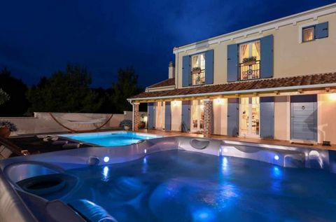 Luxury Villa with Stunning Sea Views in Zadar area, mere 150 meters from the sea - with tennis terrain! Unique villa of this kind for Northern Dalmatia! This luxurious Provence-style villa, situated on the Novigrad Sea near Zadar, offers breathtaking...