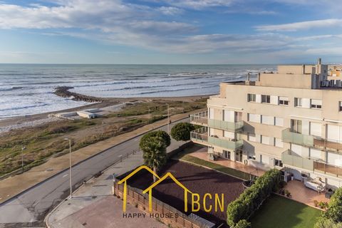 Único apartamento en planta baja en primera línea con jardín, vistas a la playa y privacidad. Este apartamento de cuatro dormitorios tiene una superficie de 122m2, dos baños y 377 m2 de jardín privado. Además de eso, hay un aparcamiento subterráneo p...