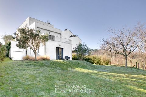 Nichée entre terre et mer à Saint-Jean-de-Luz, cette villa de 170 m2 séduit par son architecture et son environnement préservé. Conçue sur trois niveaux, elle offre un cadre de vie privilégié. Son terrain clos de 696 m2, bordé par la forêt, garantit ...