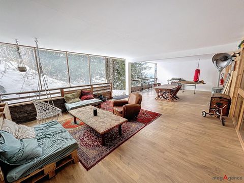 Exclusive, Roche Béranger Chamrousse 1750 sector, discover this prestigious apartment at the foot of the slopes, completely renovated to the latest standards with quality materials. Former premises rehabilitated into an apartment of 138 m², the accom...