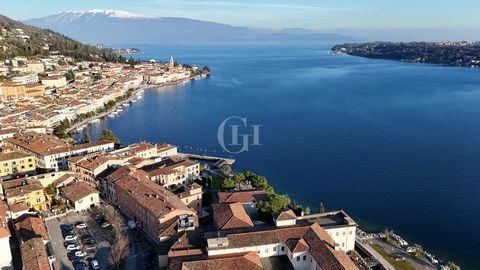 Questo trilocale si trova in una corte storica dell'Ottocento nel centro di Salò, a due passi dal lago. L'appartamento, ristrutturato con cura, conserva dettagli originali come travi in legno e pavimenti in cotto, ma offre anche comfort moderni. Il p...