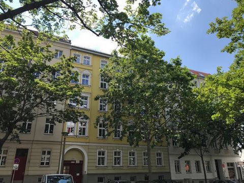 Mehrfamilienhaus mit 19 bezugsfreien Wohnungen, sanierter Altbau, gefragte Wohnlage am Prenzlauer Berg, weiteres Ausbaupotenzial + 260 m2 (Dachrohling + Souterrain) *deutsch : Dieses Exposé ist in deutscher, englischer und russischer Sprache vorhande...