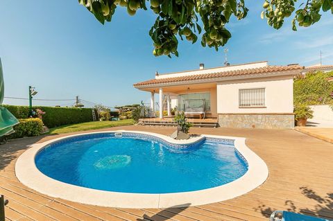 Located in the prestigious Urbanization of Can Gelat, in the charming municipality of Santa Susanna, in the Maresme region, this stunning detached house offers a unique combination of tranquility and panoramic views. The property is located between t...