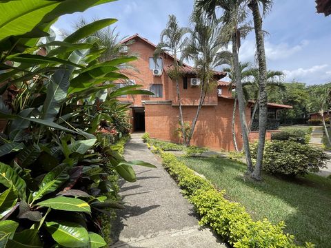 Beautiful House for Sale in Ciudad Jardín Condominium, South of Cali Discover this spectacular 2-level house with a mezzanine, located in an exclusive condominium in Ciudad Jardín, South of Cali, Colombia. Upon entering, you will enjoy a spacious din...