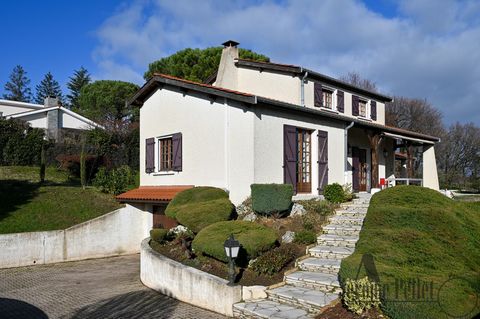 Nichée sur les hauteurs de Communay, avec une vue dégagée et panoramique, découvrez cette magnifique villa entièrement rénovée par un architecte. Vous rêvez d'un cadre idyllique alliant confort, modernité et tranquillité, cette maison vous est destin...