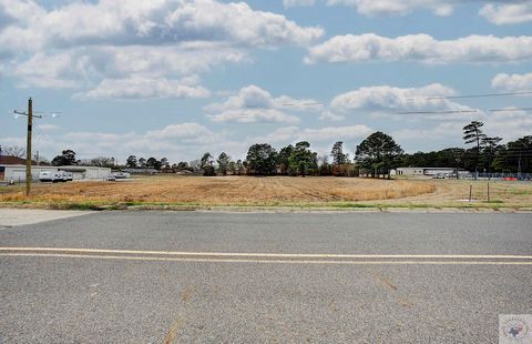 Emplacement privilégié sur le Texarkana Loop, AR - Près du parc des expositions et du campus de l’Université de l’Arkansas Saisissez une opportunité fantastique d’établir une entreprise spécialisée dans une zone à fort trafic parfaitement alignée ave...