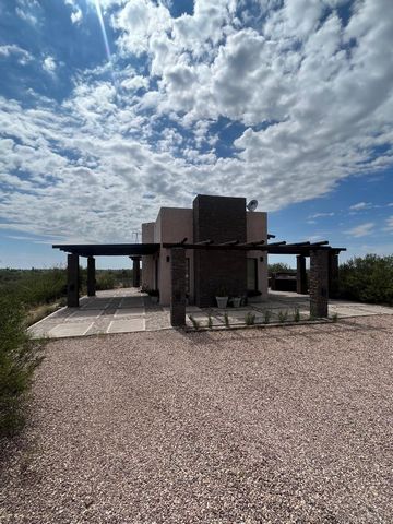 Son emplacement privilégié lot, A8, dans la communauté de Pueblo Benegas, et a une vue directe sur les Sierras Pintadas. Il est commercialisé comme une location de vacances à travers les réseaux sociaux tels que Facebook et Instagram et Airbnb et plu...