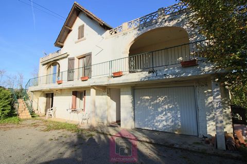 Rare! House located in Puy l'évêque of more than 160 m2 on a plot of 5200 with fruit trees. It comprises, upstairs, a large hallway, a living room with balcony access, a large kitchen with dining room (26m2) opening onto a veranda and two terraces, o...