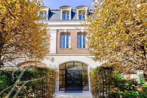 Paris 7. Grenelle / Varenne, a stone's throw from Les Invalides and the Rodin Museum. Situated in the heart of a highly secure private lane with a 6/7 janitor, superb private mansion, surrounded by lush gardens and enjoying absolute calm. Accessed vi...