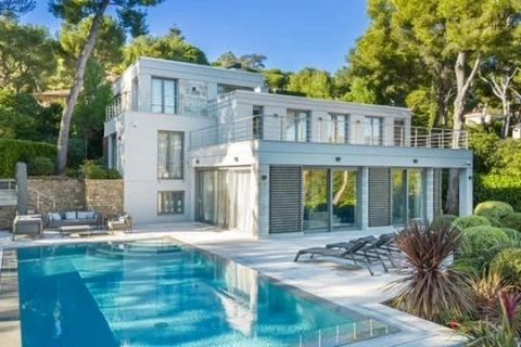 We are pleased to present to you this exceptional property, a magnificent villa located on the east side of Cap Ferrat. With a plot of land of 1,473 m² and a living area of ??approximately 350m², it consists of 4 en-suite bedrooms with bathrooms and ...