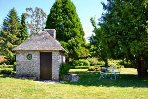 Maison avec beaucoup de charme à rénover. Elle se compose de la manière suivante: Au RDC, un couloir distribue salon, cuisine, WC et point d'eau, salle d'eau. A l'étage, on retrouve deux chambres et un bureau. Combles non aménageables. Travaux import...