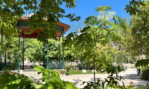 Idéalement situé à deux pas du Jardin Alexandre Ier, de la Place de la Liberté et de l'Opéra de Toulon, cet appartement d'exception allie charme de l'ancien et rénovation contemporaine. Profitez d'un environnement privilégié où tout est accessible à ...