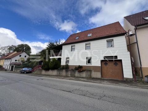 Questa casa unifamiliare del 1936, arredata con cura, si trova nell'idilliaco e tranquillo quartiere di Dürrwangen, a Balingen. Con una superficie abitabile di circa 120 m², la casa offre uno spazio generoso per una famiglia e convince per la sua riu...