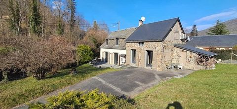 Idéalement située dans le village de Heches en décalé de la grande route, cette maison offre un cadre de vie paisible sans vis-à-vis, avec une vue imprenable sur la montagne. Cette propriété se compose de deux parties entièrement rénovées, où le conf...