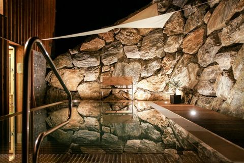 Experimente el máximo lujo alpino en nuestro chalet superior de 100 m², diseñado para alojar cómodamente hasta 8 huéspedes. Este elegante chalet cuenta con tres amplios dormitorios y tres baños, uno de ellos en suite, uno con ducha de vapor balinesa ...