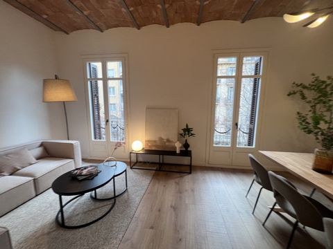 Spectacular apartment completely renovated with high quality materials in the Sant Antoni area. On the third floor of a completely renovated 1940 building with an elevator, we find this 123m2 property distributed in a spacious living room with two ba...