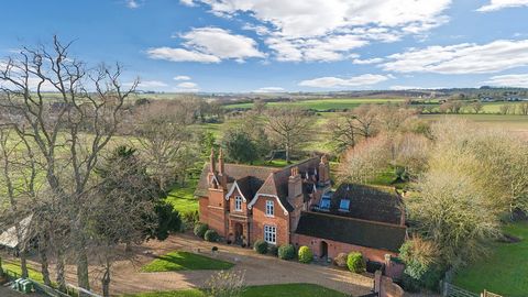 Built in the 1800s, this elegant residence, set on 1.27 acres with breathtaking countryside views, has been meticulously renovated to seamlessly blend period charm with modern luxury. Both London and Cambridge are easily accessible. A long gravel dri...