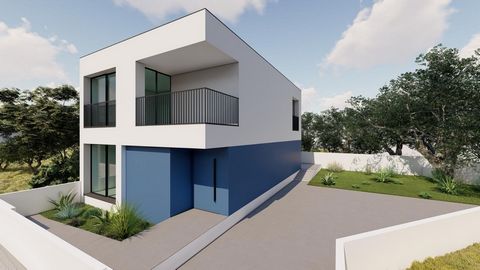 House under construction located in Portimão, in a quiet area with good neighborhood, composed mostly of villas. The villa in question has 2 floors, and in the RC we can find a kitchen and living room in open space format, laundry, service bathroom a...