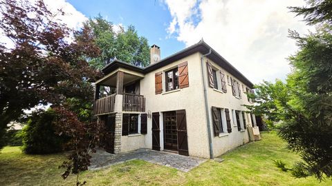 Demeure de Ville dans son petit parc arboré