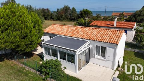 iad France - Arsene Vissac-Blanchard vous propose: Charmante Maison de vacances rénovée de 65m² à Bourcefranc le Chapus. Vous rêvez d'une maison de vacances à quelques pas de la plage, cosy et rénovée, prête à accueillir chaleureusement une nouvelle ...