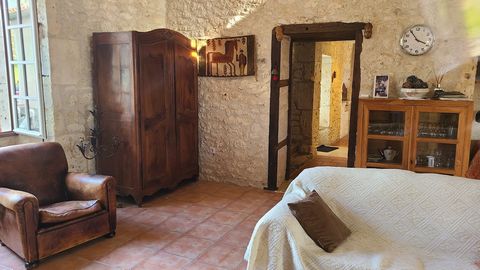 Roquecor - Ancien Prieuré du 15? Siècle avec Gîtes, Terrain Arboré et cave voutée.