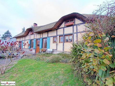 Maison traditionnelle normande à toit de chaume avec dépendances