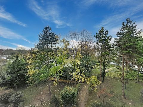 Appartement 3 chambres balcon parking bon état DPE D