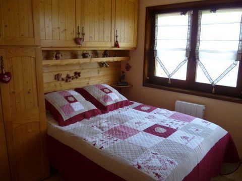 Located in Petit Châtel area, route du Bouchet, Residence Le Sorbier is 500 meters to Barbossine chairlift and 800 meters to the resort center. Surface area : about 35 m². Orientation : South. Living room with bed-settee. Bedroom with double bed. Sle...