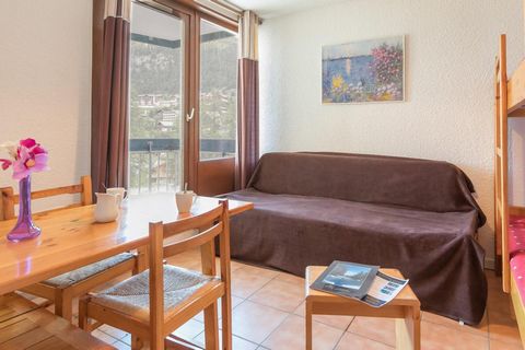 The Residence Les Chalmettes in Montgenèvre is directly on the ski slopes. The shops and ski school are 500m from the residence. The residence is a 4 storey building and has a lift. Surface area : about 28 m². Orientation : South. View ski slopes. Li...