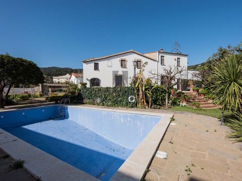 Located in the municipality of Cabrera de Mar, in a quiet and pleasant area, but at the same time, close to all kinds of services and shops, we find this wonderful 517sq m farmhouse built on a 1,732sq m plot. The land of the house enjoys a magnificen...