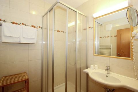 Dit ruime appartement in Oostenrijk beschikt over een sauna, zodat je aan het eind van een lange dag op de piste even goed tot rust kunt komen. Dankzij de inrichting en de locatie van het huis is het ideaal voor wintersportliefhebbers. Er zijn 4 slaa...