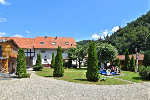 This 2-bedroom apartment in Hüddingen accommodates 5 people and is perfect for families with children. It comes with a private terrace to relax with a barbecue. Surrounded by ponies, chickens and cows this farmhouse is a must experience. You can try ...